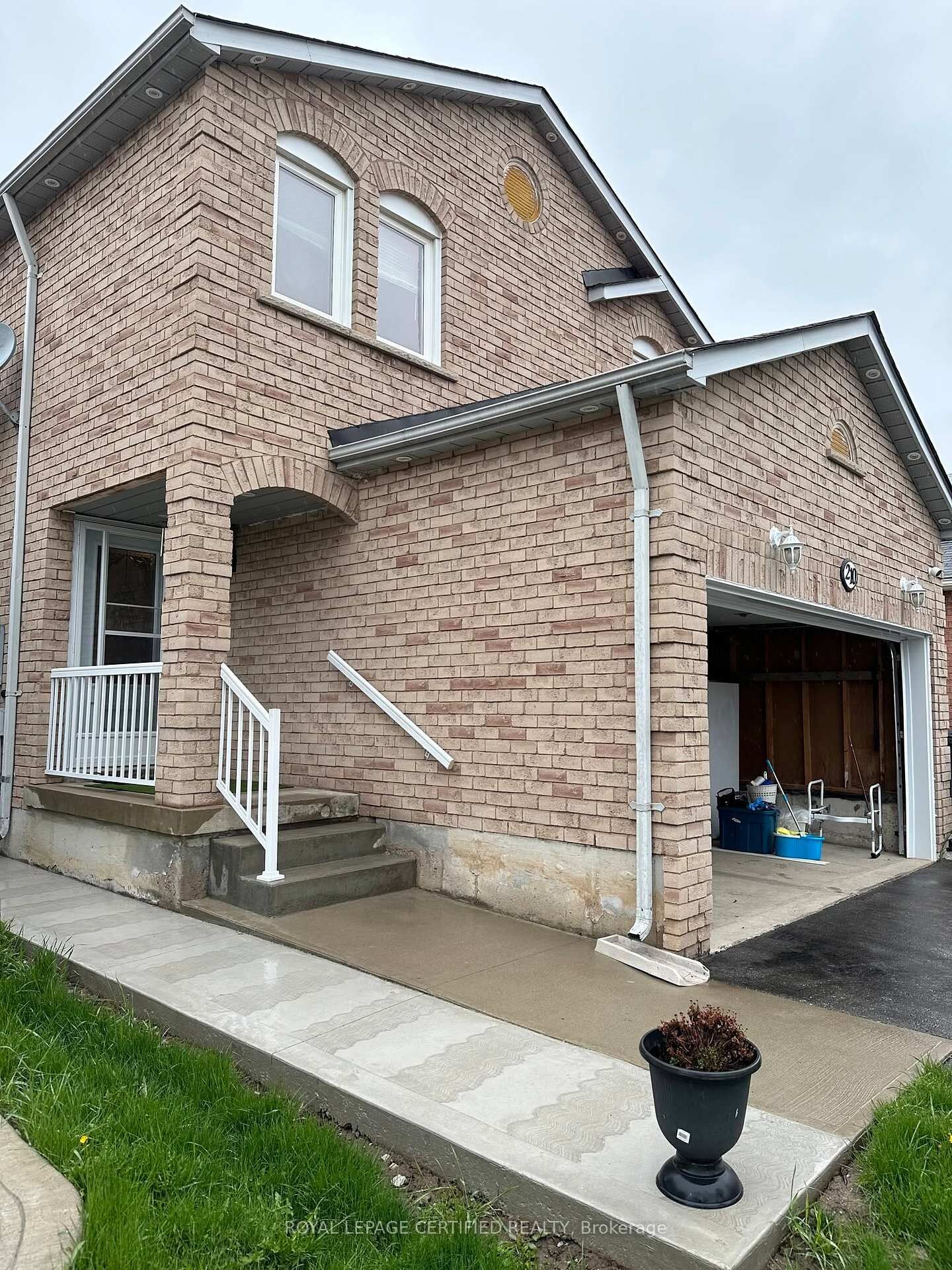 Property Photo:  210 Ecclestone Drive Main  ON L6X 3R1 