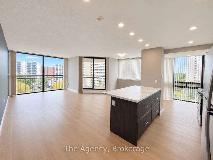 Property Photo:  2200 Sherobee Road 810  ON L5A 3Y3 