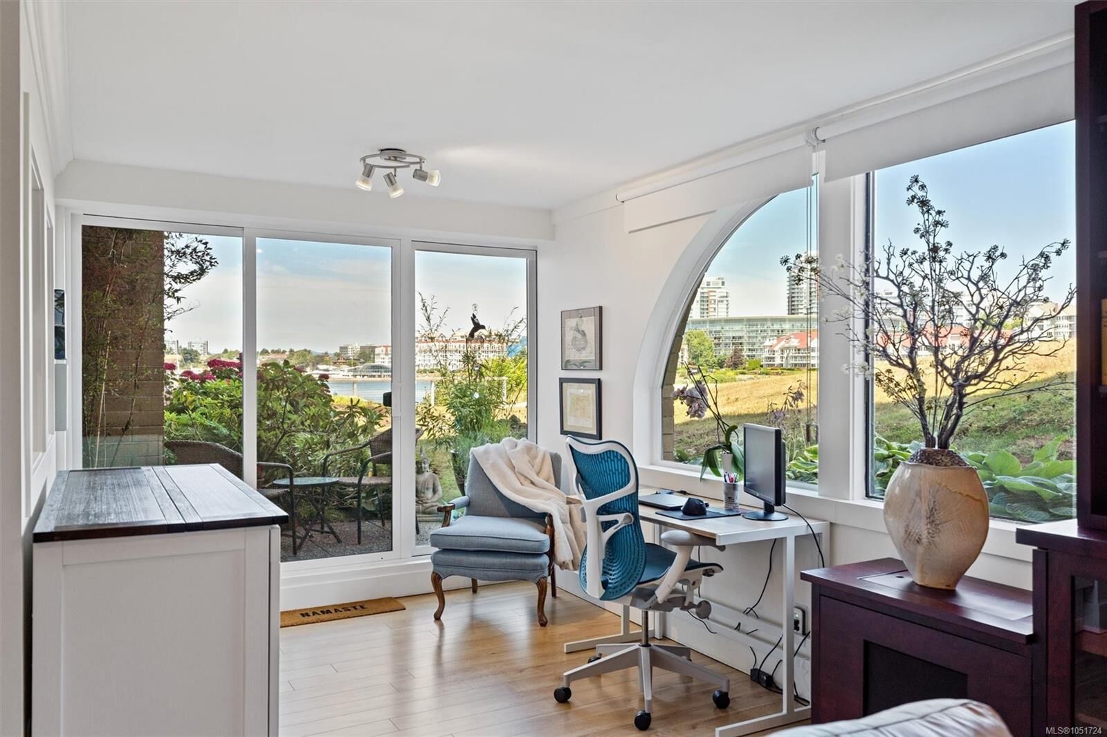 Property Photo:  640 Montreal St #101  BC V8V 1Z8 