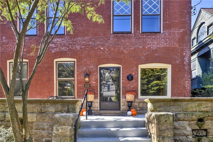 Property Photo:  916 College St  PA 15232 