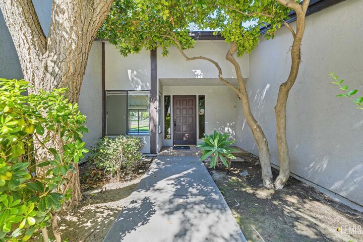 Property Photo:  5900 Kirkside Drive C  CA 93309 