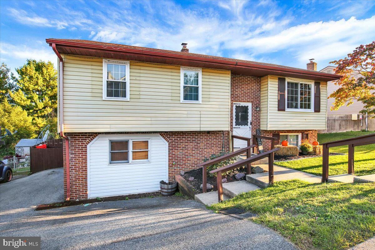 Property Photo:  104 Pear Street  PA 19540 