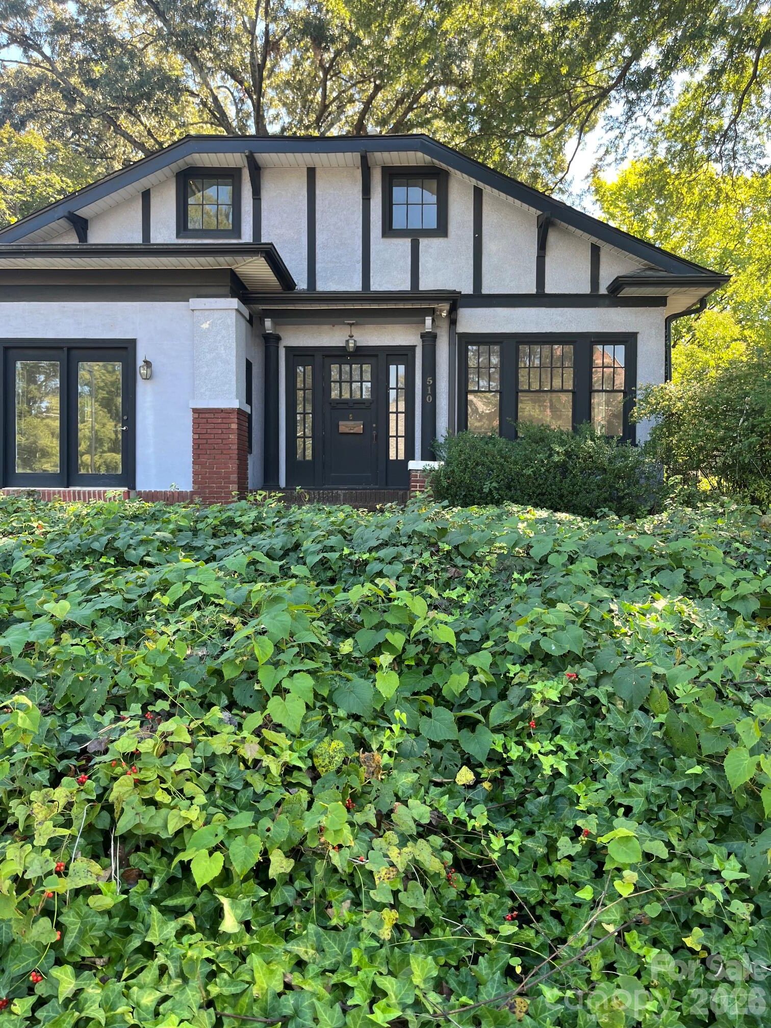 Property Photo:  510 Hawthorne Lane  NC 28204 