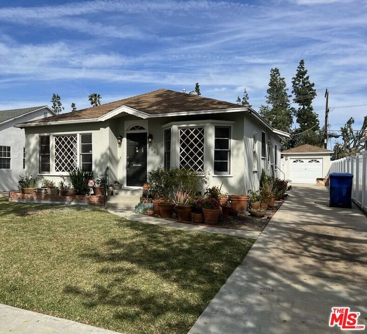 Property Photo:  5048 Enfield Ave  CA 91316 