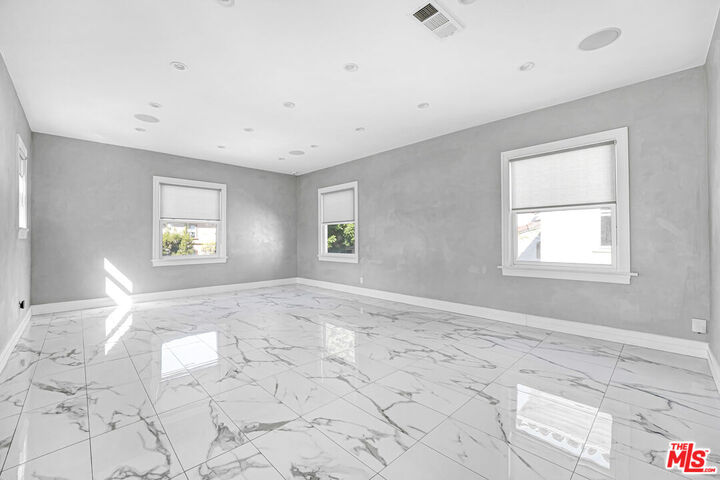 Property Photo:  842 S Wooster St  CA 90035 