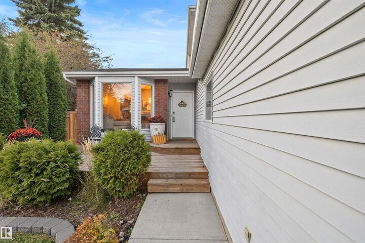 Property Photo: 17 Donlevy Place AB T8N 4W3