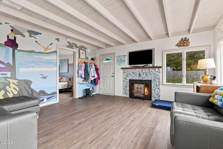 Property Photo:  704 SW Fleet Avenue  OR 97367 