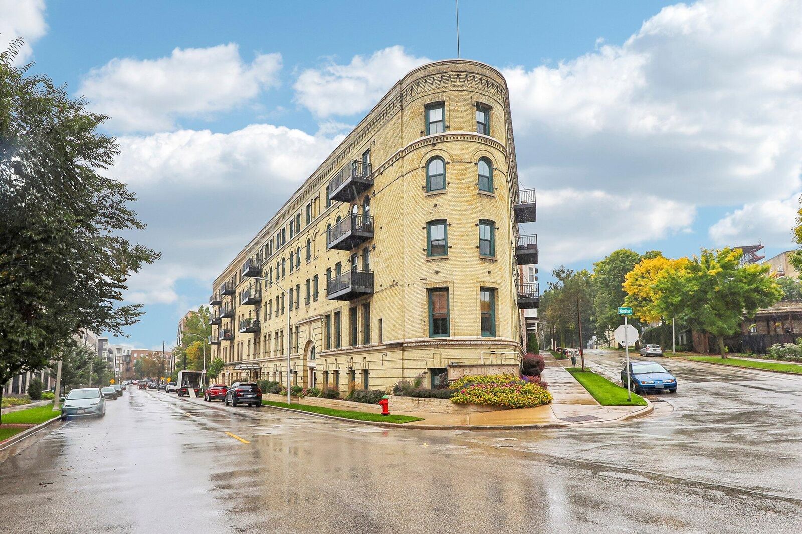 Property Photo:  1818 N Water St  WI 53202 