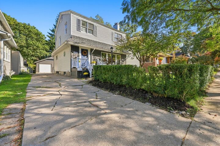 Property Photo:  324 Gladstone Drive SE  MI 49506 