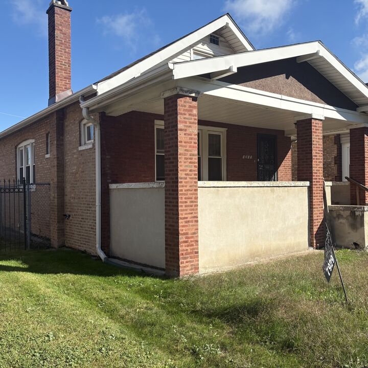 Property Photo:  7929 S Bennett Avenue  IL 60617 