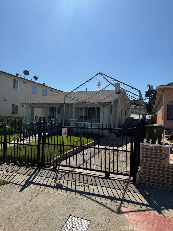 Property Photo:  426 E 83rd  CA 90003 