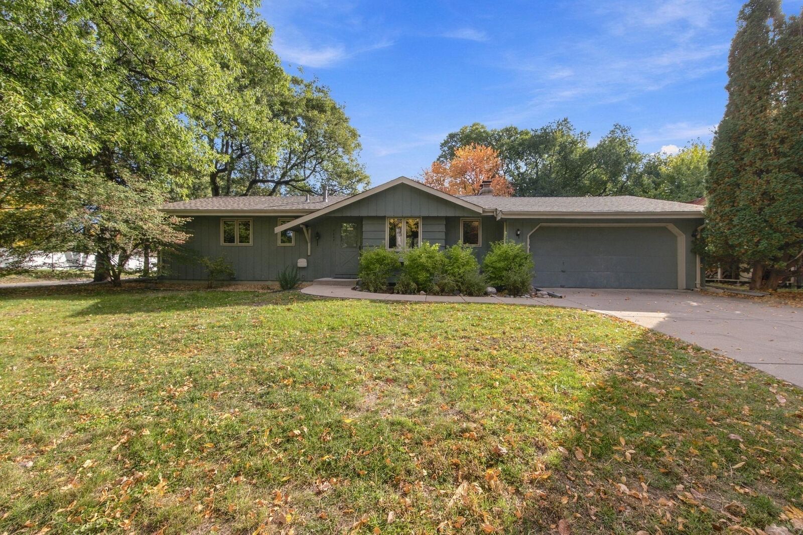 Property Photo: 4664 Hillsboro Avenue N MN 55428