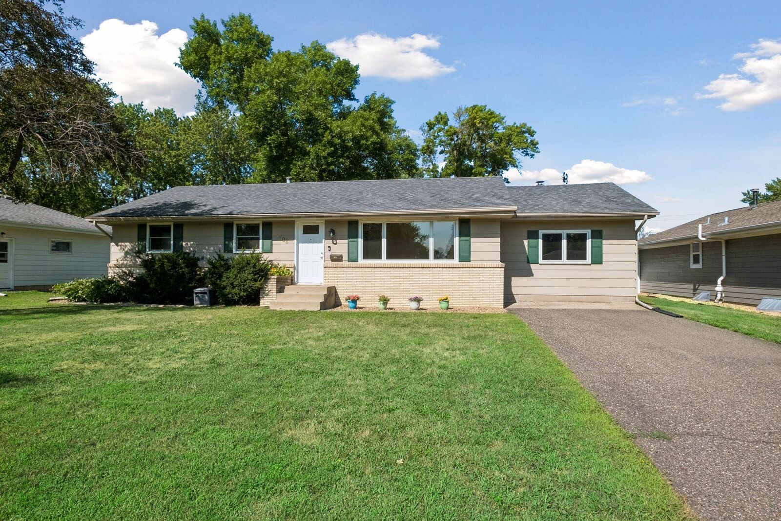 Property Photo:  702 Madison Street S  MN 55379 