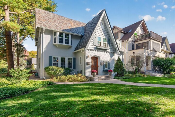 Property Photo:  2725 Irving Avenue S 1  MN 55408 