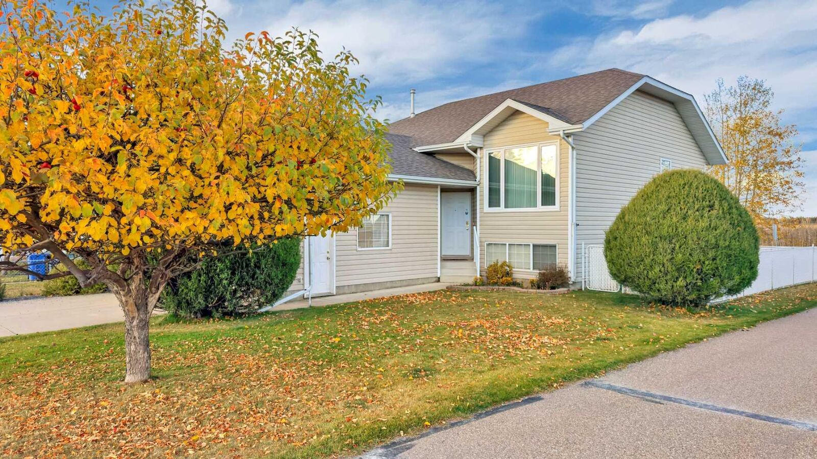 Property Photo:  6411 54 Street  AB T4T 1N5 