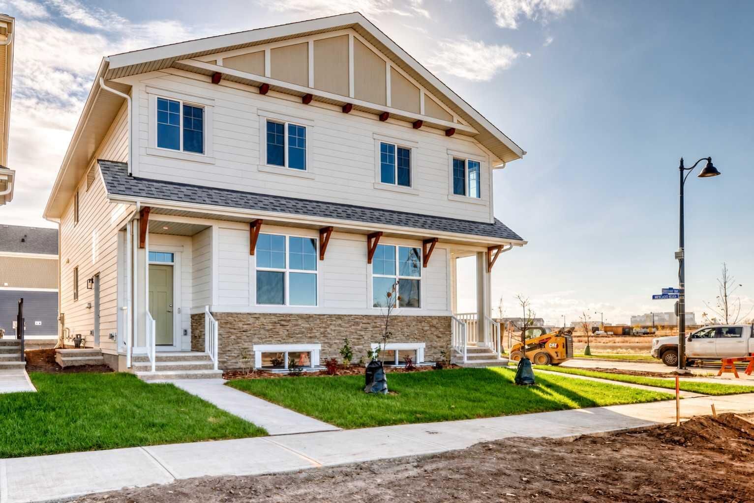 Property Photo:  1211 Mahogany Boulevard SE  AB T3M 2Y2 