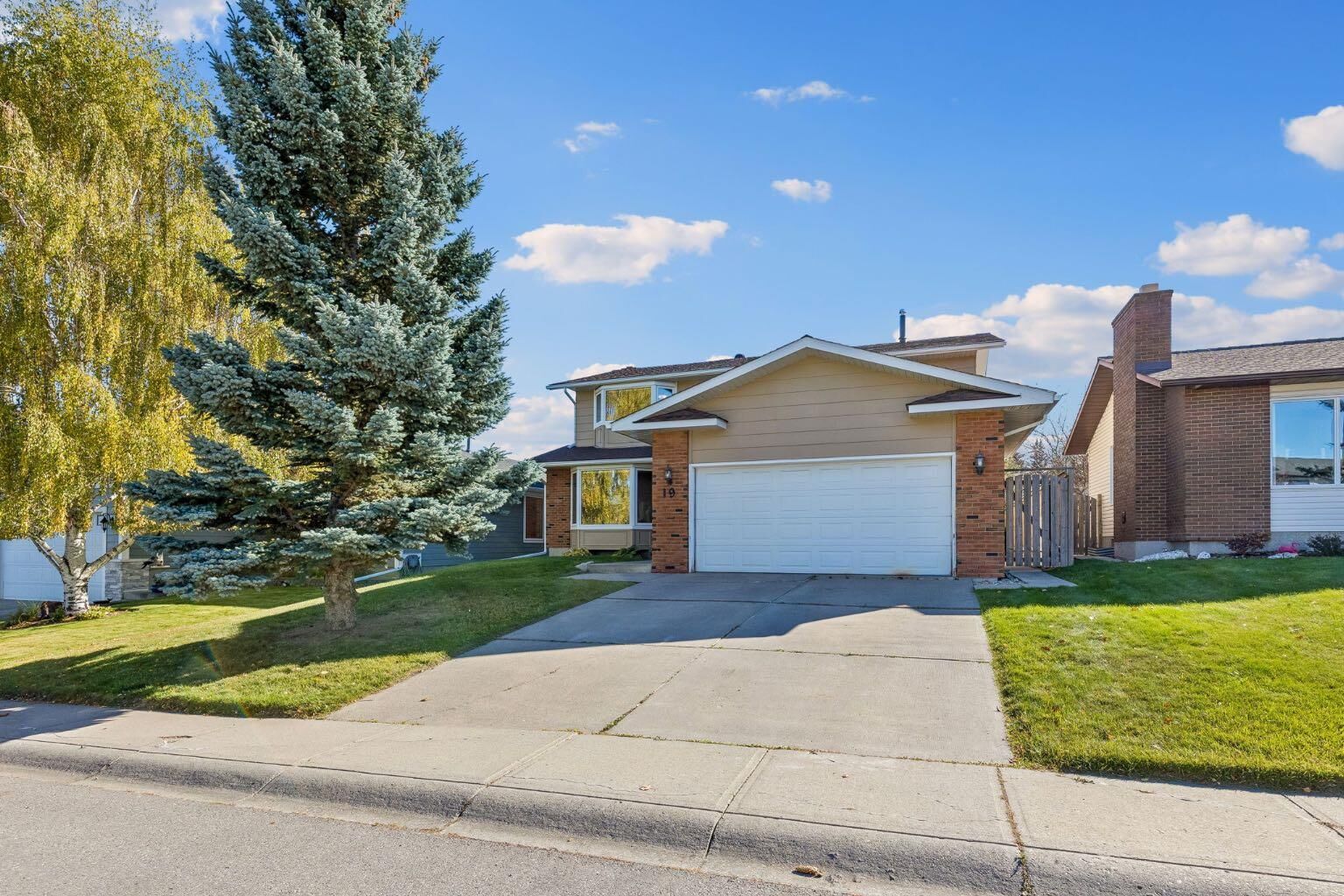 Property Photo:  19 Woodbrook Road SW  AB T2W 4M5 