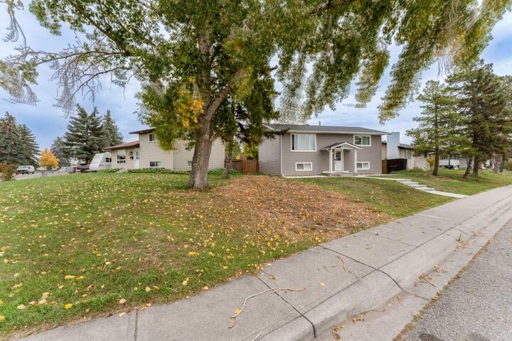 Property Photo:  1135 Penrith Crescent SE  AB T2A 2H8 