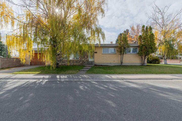 Property Photo:  2504 7 Avenue N  AB T1H 0Z4 