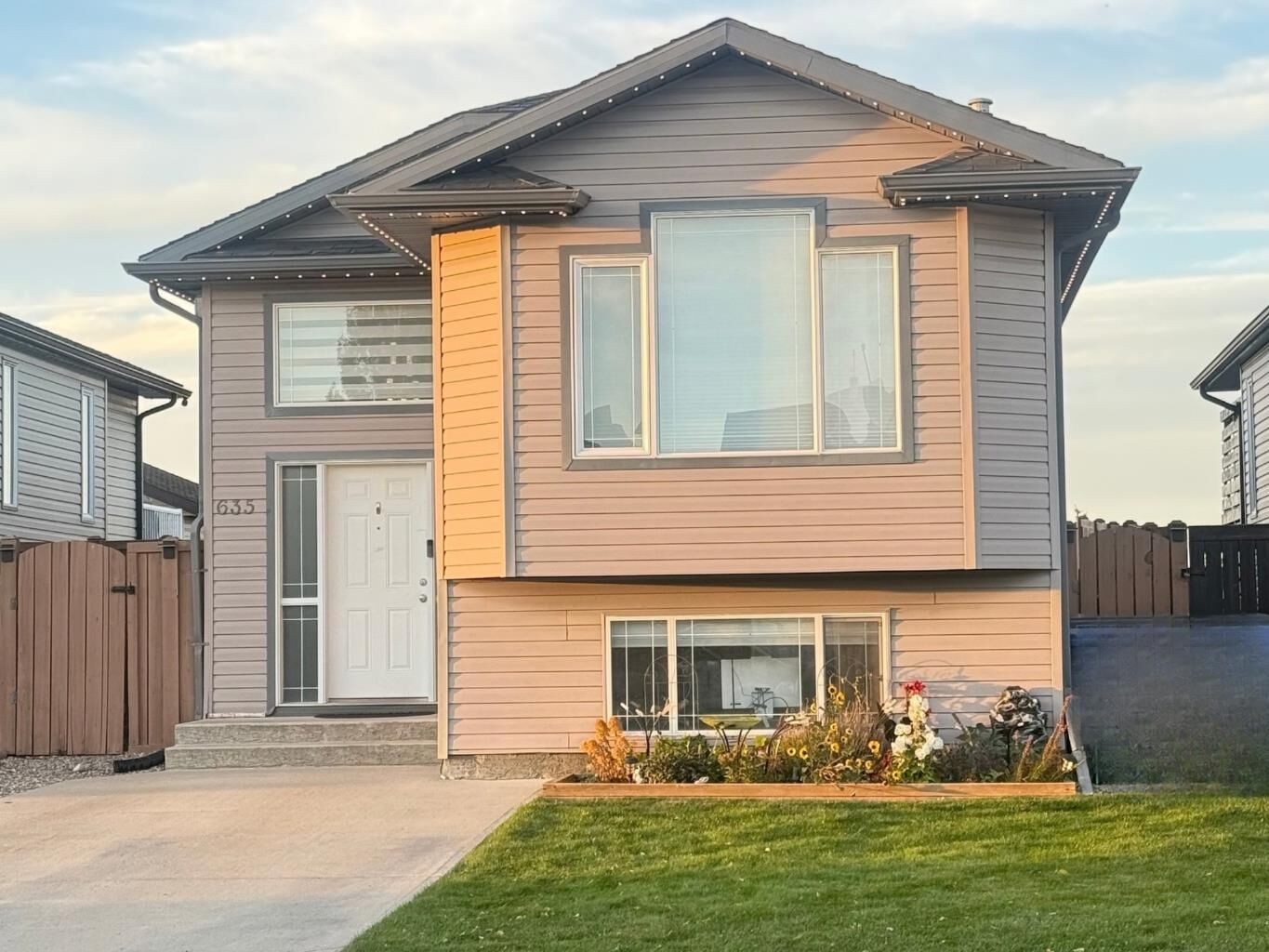 Property Photo:  635 Aberdeen Crescent W  AB T1J 5A9 