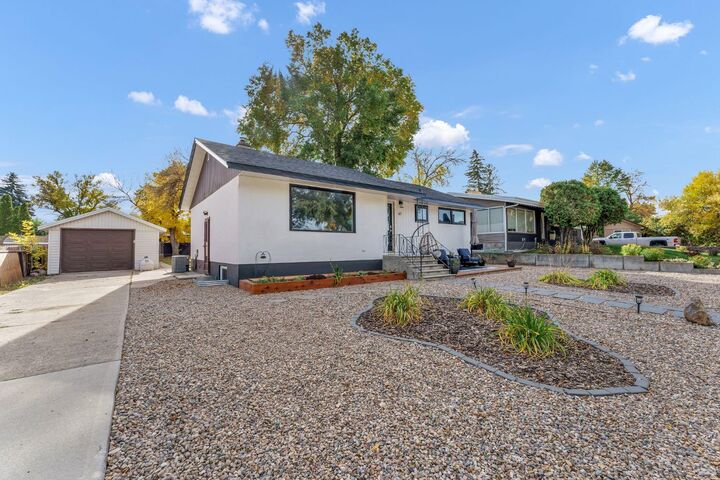 Property Photo:  61 Huckvale Crescent SW  AB T1A 5J7 