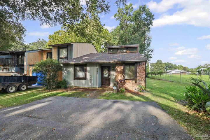 Property Photo: 6099 Hilburn Rd FL 32504