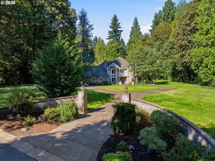 Property Photo: 625 Victoria Pl OR 97068