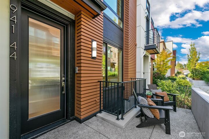 Property Photo: 941 W McGraw Street 44 WA 98119