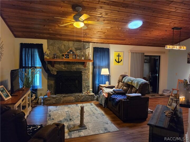 Property Photo: 413 N Pompeo Avenue FL 34429