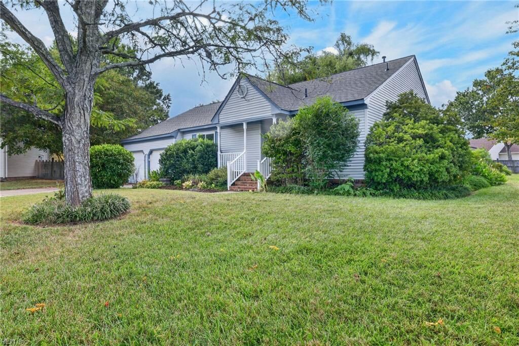 Property Photo:  1925 Ravencroft Ln  VA 23454 