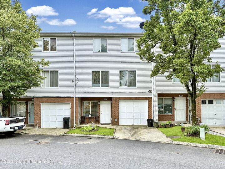 Property Photo:  46 Ilyssa Way  NY 10312 
