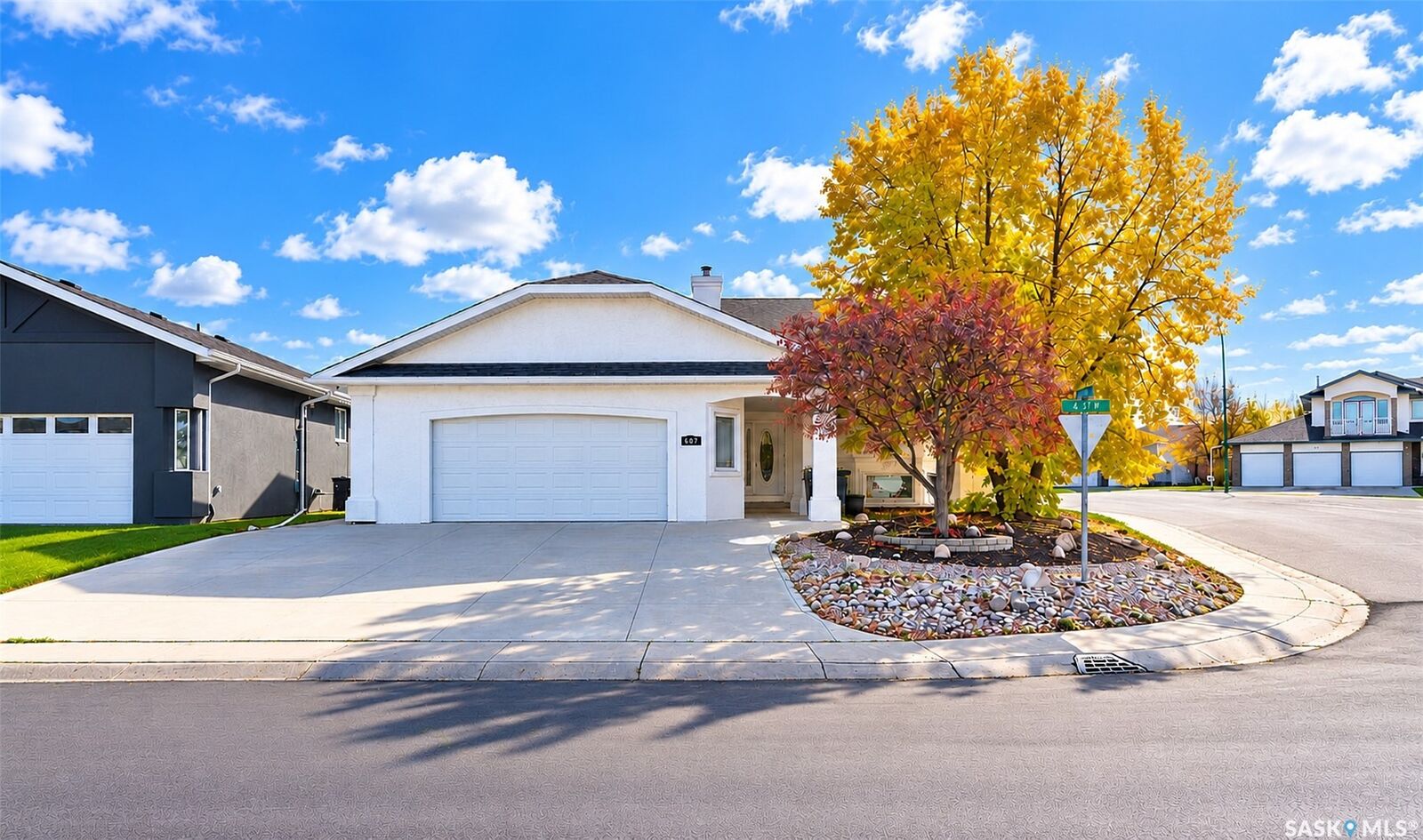 Property Photo:  607 4th Street W  SK S0K 4S0 
