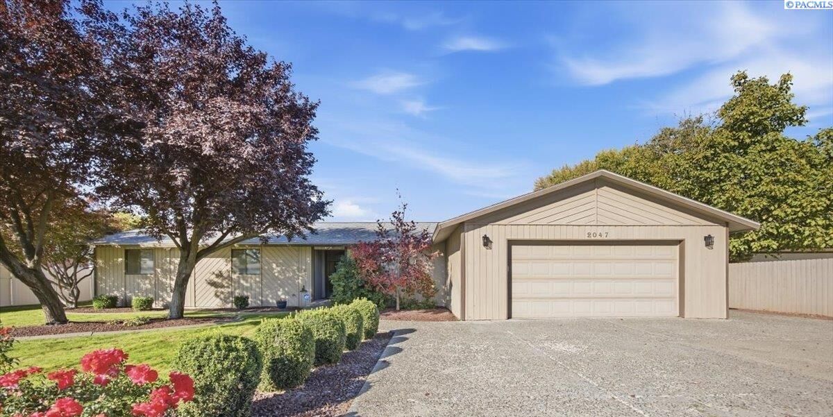 Property Photo: 2047 George Washington Way WA 99354