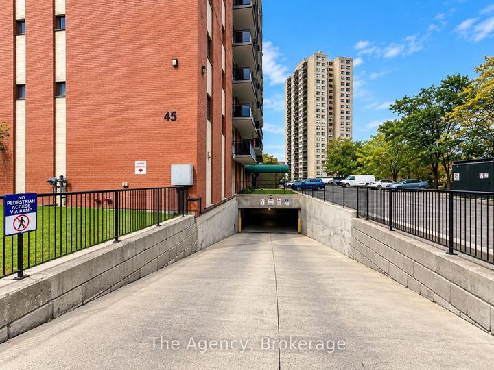 Property Photo:  45 Paisley Boulevard W 302  ON L5B 1E4 