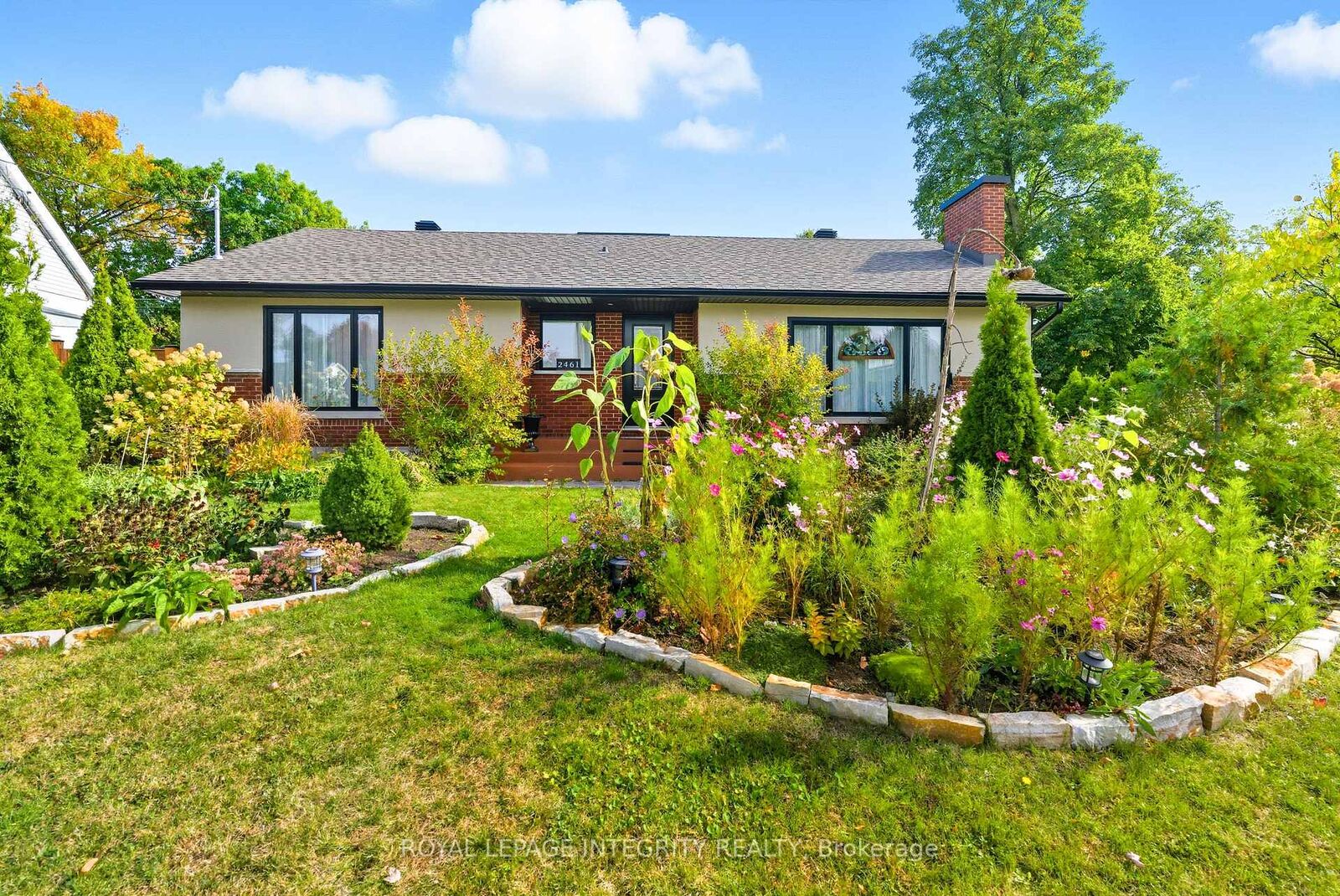 Property Photo:  2461 Alta Vista Drive  ON K1H 7M9 