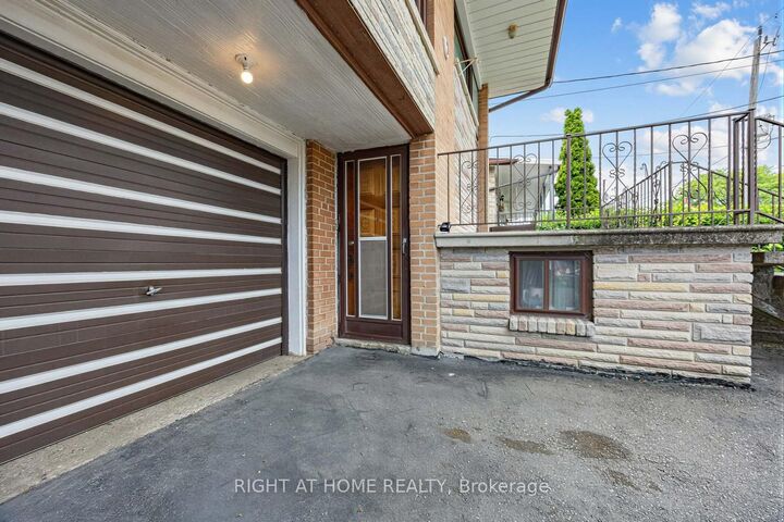 Property Photo:  7 Daystrom Drive  ON M9M 2A8 