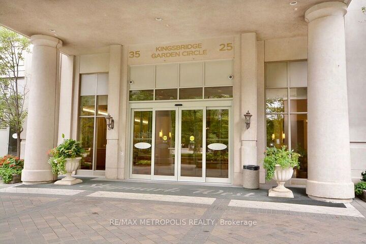 Property Photo:  25 Kingsbridge Garden Circle 2612  ON L5R 4B1 
