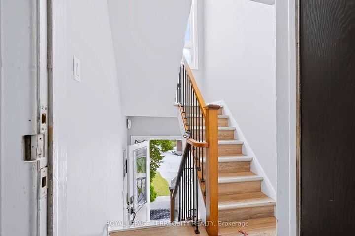 Property Photo:  32 Dynevor Road Upper  ON M6E 3X1 