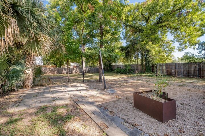 Property Photo:  712 Nowotny Lane  TX 78702 