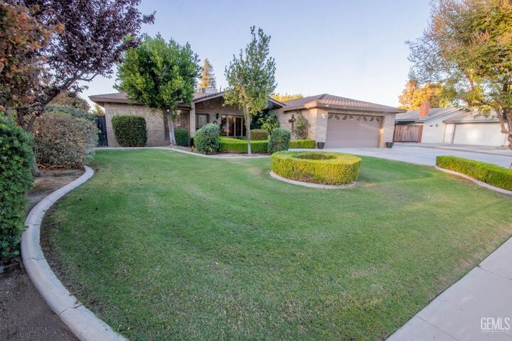 Property Photo: 6904 Quailwood Drive CA 93309