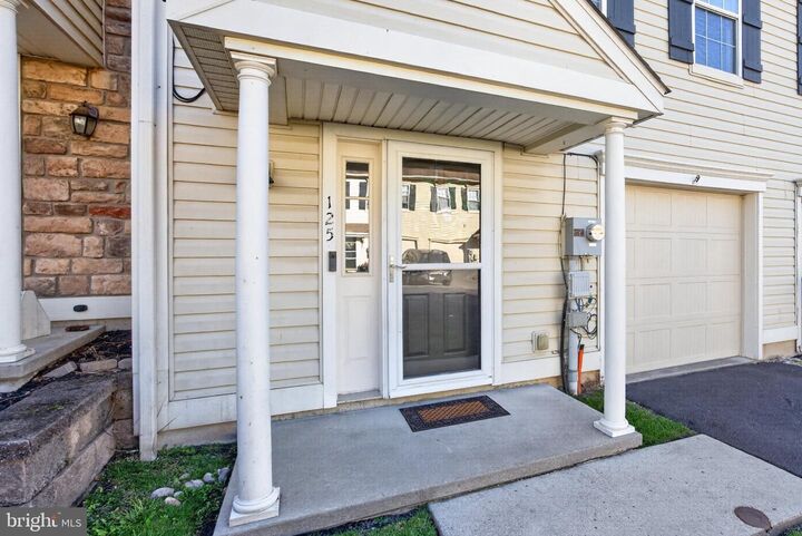 Property Photo:  125 Red Oak Ct Court  PA 19344 