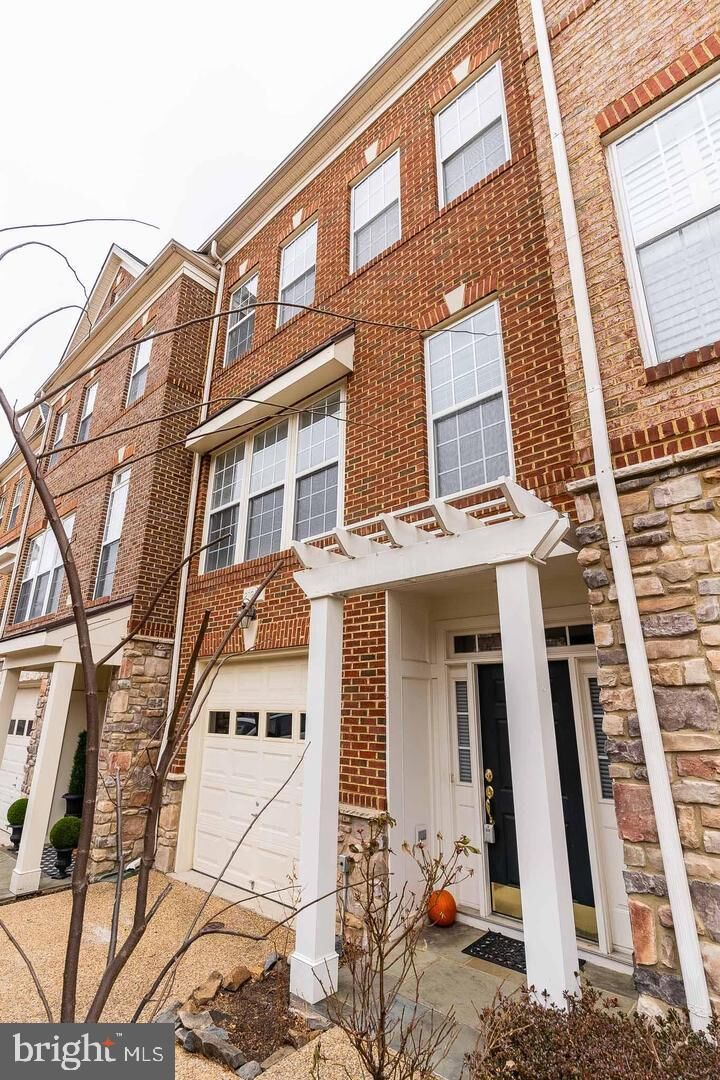Property Photo:  21927 Windy Oaks Square  VA 20148 