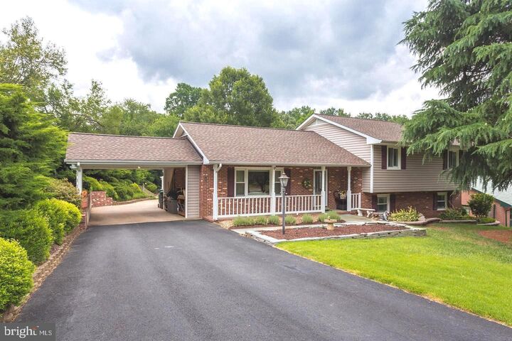 Property Photo: 305 Ridgemore St VA 22405