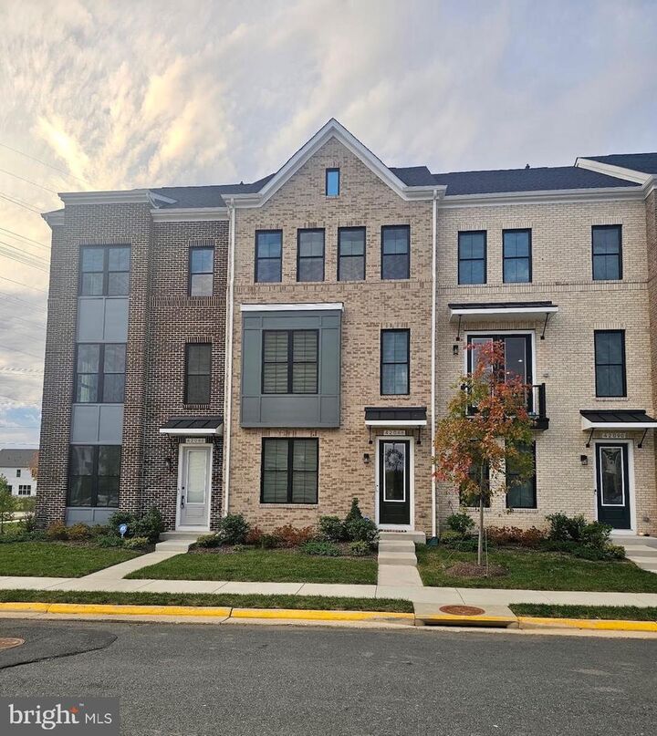 Property Photo:  42088 Picasso Square  VA 20148 