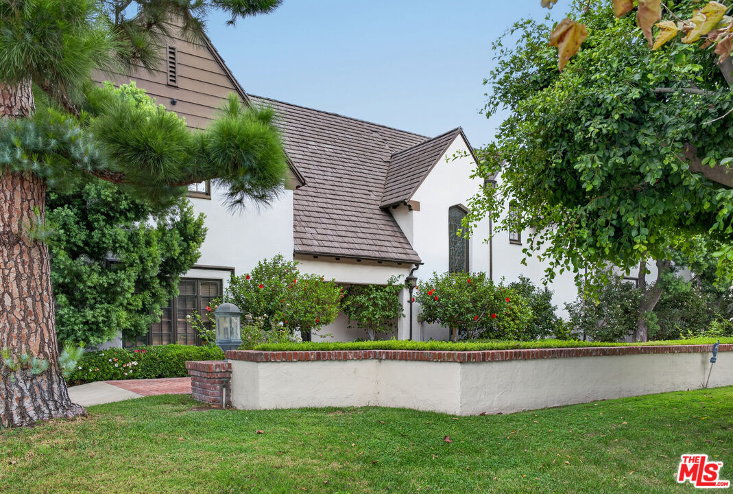 Property Photo:  200 S June St  CA 90004 