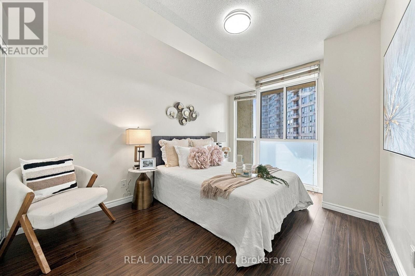 Property Photo:  225 Webb Drive 1611  ON L5B 4P2 
