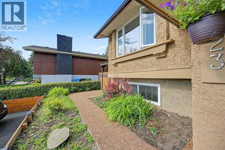 Property Photo:  623 Cantrell Place Southwest  AB T2W 2E5 