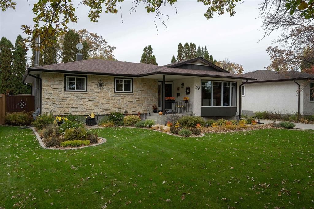 Property Photo: 39 Tyrone Bay MB R2M 4R3