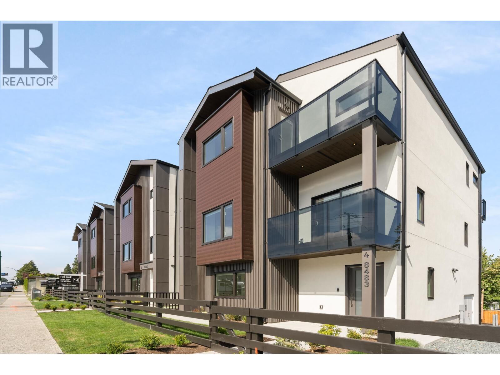 Photo de la propriété: 8483 16 Avenue 3 BC V3N 1S4