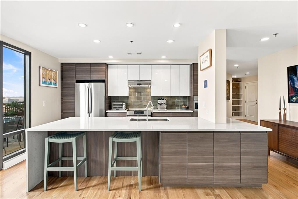 Property Photo: 565 Peachtree Street NE 702 GA 30308